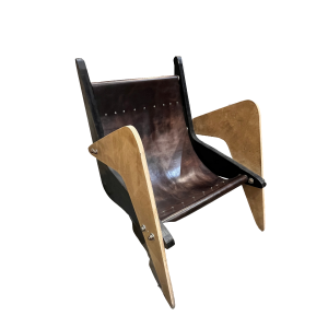 Fauteuil boomerang design en bois et cuir